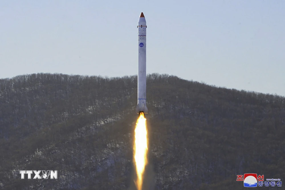 Triều Tiên phóng thử tên lửa mang vệ tinh thực nghiệm tại bãi phóng vệ tinh Sohae ở Tongchang-ri. (Ảnh: AFP/TTXVN)