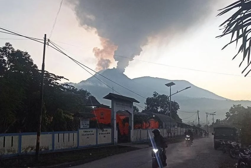 Indonesia: Hơn 2.000 người dân phải đi sơ tán do núi lửa phun trào- Ảnh 1.