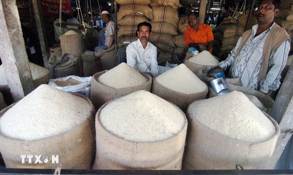 Gạo được bày bán tại khu chợ ở Dhaka, Bangladesh. (Ảnh: AFP/TTXVN)