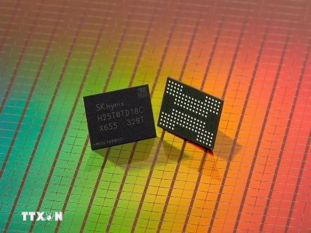 Chip do Công ty SK hynix nghiên cứu sản xuất được giới thiệu tại Santa Clara, California, Mỹ. (Ảnh: Yonhap/TTXVN)