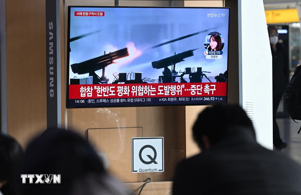 Người dân tại Incheon, Hàn Quốc theo dõi bản tin truyền hình về cuộc diễn tập bắn đạn pháo của Triều Tiên ngày 5/1/2024. (Ảnh: AFP/TTXVN)