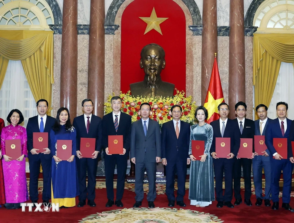 Chủ tịch nước Võ Văn Thưởng trao Quyết định bổ nhiệm 18 Đại sứ- Ảnh 4.