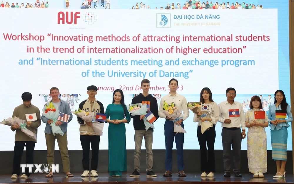 Lưu học sinh, thực tập sinh quốc tế học tập nghiên cứu tại Đại học Đà Nẵng. (Ảnh: TTXVN phát)
