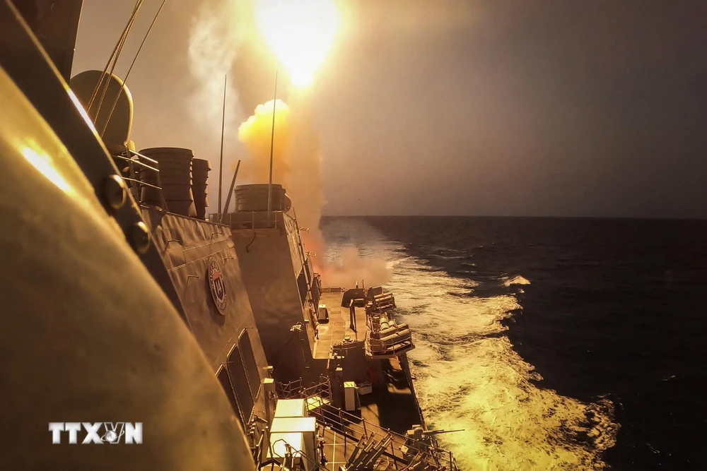 Tàu khu trục gắn tên lửa dẫn đường USS Carney của Mỹ đánh chặn tên lửa và thiết bị không người lái của lực lượng Houthi trên Biển Đỏ. (Ảnh: AFP/TTXVN)