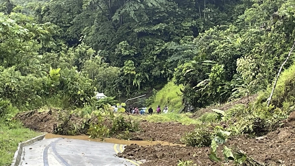 Hiện trường vụ lở đất trên tuyến đường giữa Quibdo và Medellin, quận Choco, Colombia ngày 12/1. (Ảnh: AFP/TTXVN)