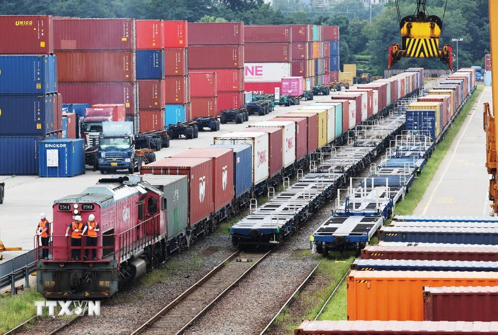 Tàu chở hàng hóa tại kho container ở Uiwang, cách Seoul (Hàn Quốc) 21km về phía nam. (Ảnh: Yonhap/TTXVN)