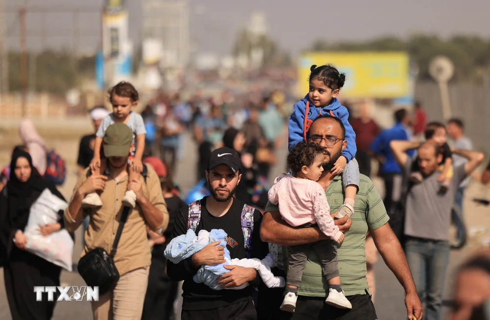 Người dân Palestine sơ tán tránh xung đột xuống phía Nam Dải Gaza. (Ảnh: AFP/TTXVN)