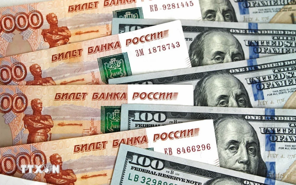 Đồng ruble của Nga (trái) và đồng USD. (Ảnh: Sputnik/TTXVN)