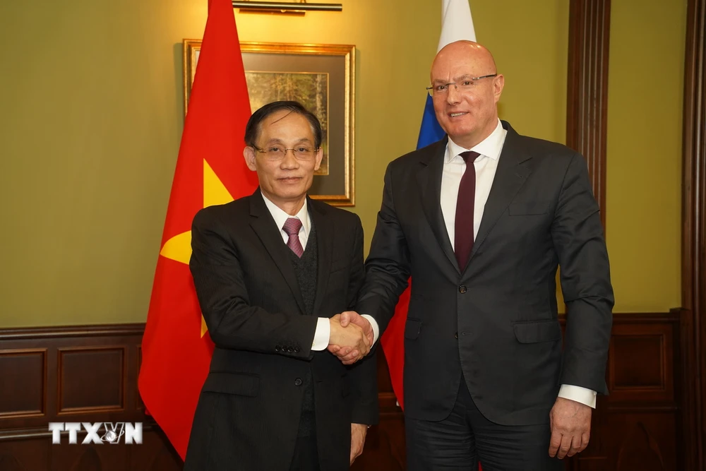 Ông Lê Hoài Trung với Phó Thủ tướng Liên bang Nga Dmitry Chernyshenko, Đồng Chủ tịch Ủy ban Liên chính phủ Việt-Nga về hợp tác kinh tế-thương mại và khoa học kỹ thuật. (Ảnh: Duy Trinh/TTXVN)