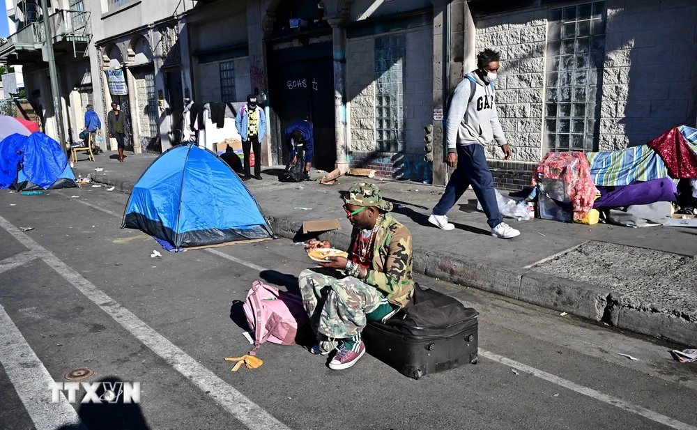 Một người vô gia cư tại Los Angeles, Mỹ. (Ảnh: AFP/TTXVN)