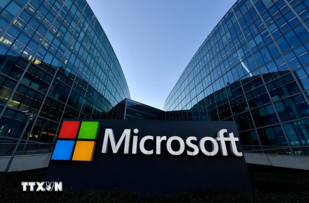 Biểu tượng Microsoft tại trụ sở ở Paris, Pháp. (Ảnh: AFP/TTXVN)