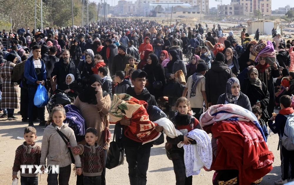 Người dân rời bỏ nhà cửa đi lánh nạn tại miền Nam Dải Gaza ngày 26/1. (Ảnh: AFP/TTXVN)