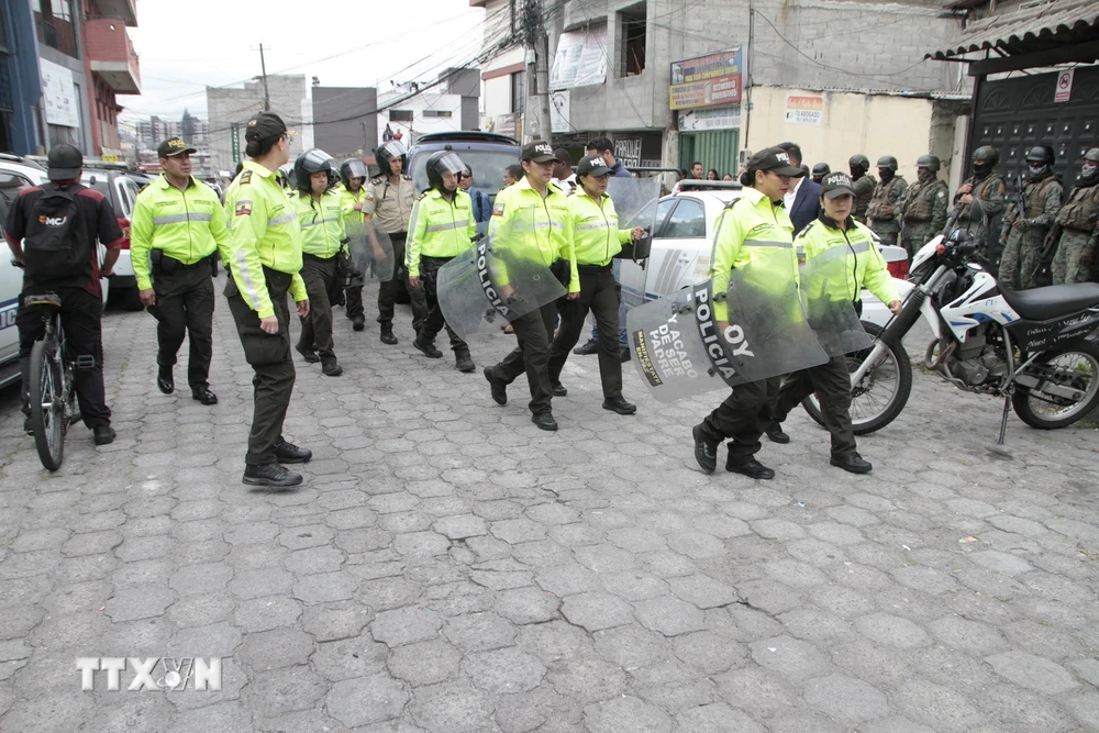 Cảnh sát Ecuador tuần tra tại Quito, sau khi Tổng thống Daniel Noboa ban bố tình trạng "xung đột vũ trang trong nước," ngày 9/1. (Ảnh: THX/TTXVN)