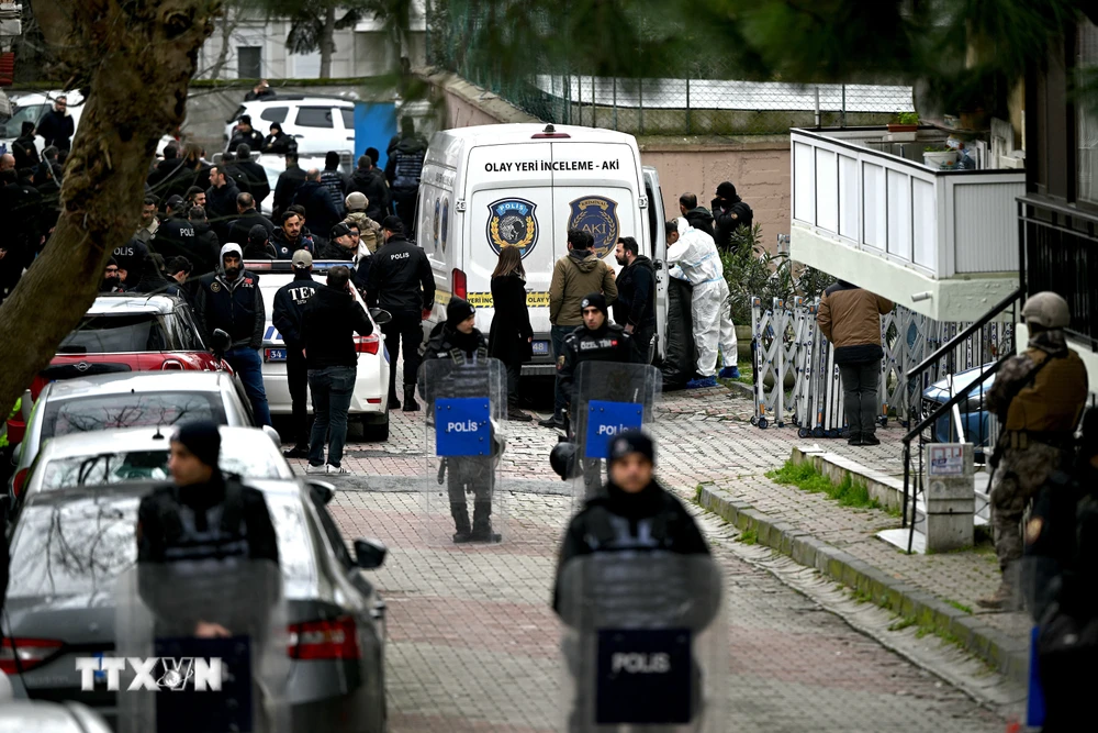 Cảnh sát được triển khai tại khu vực nhà thờ ở thành phố Istanbul, Thổ Nhĩ Kỳ sau vụ tấn công ngày 28/1/2024. (Ảnh: AFP/TTXVN)