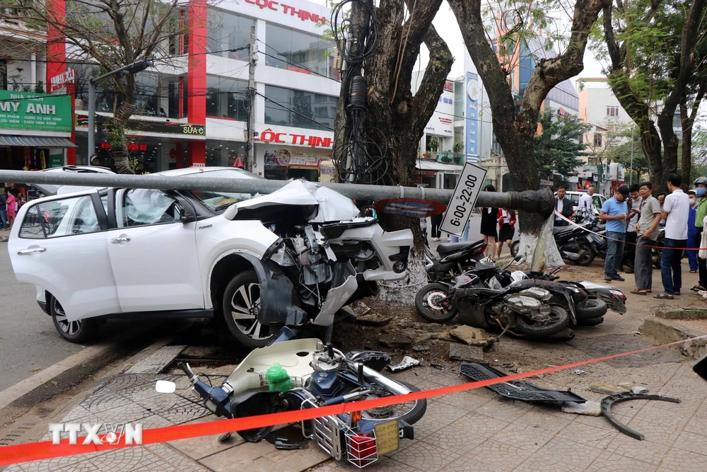Hiện trường vụ tai nạn tại Thừa Thiên-Huế. (Ảnh: Đỗ Trưởng/TTXVN)