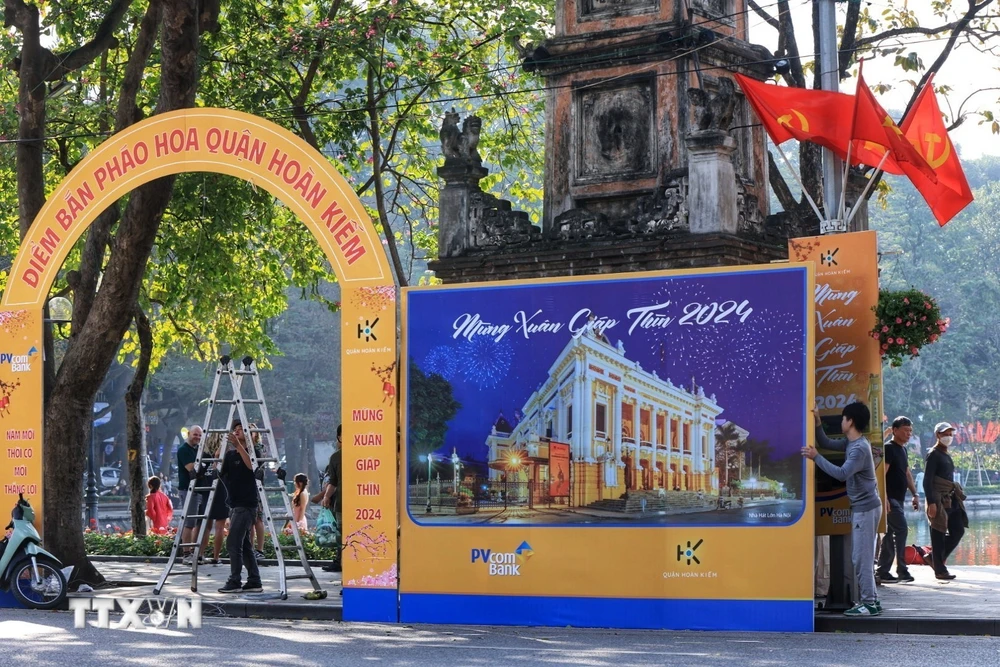 Thủ đô Hà Nội trang hoàng rực rỡ cờ hoa đón chào Năm mới