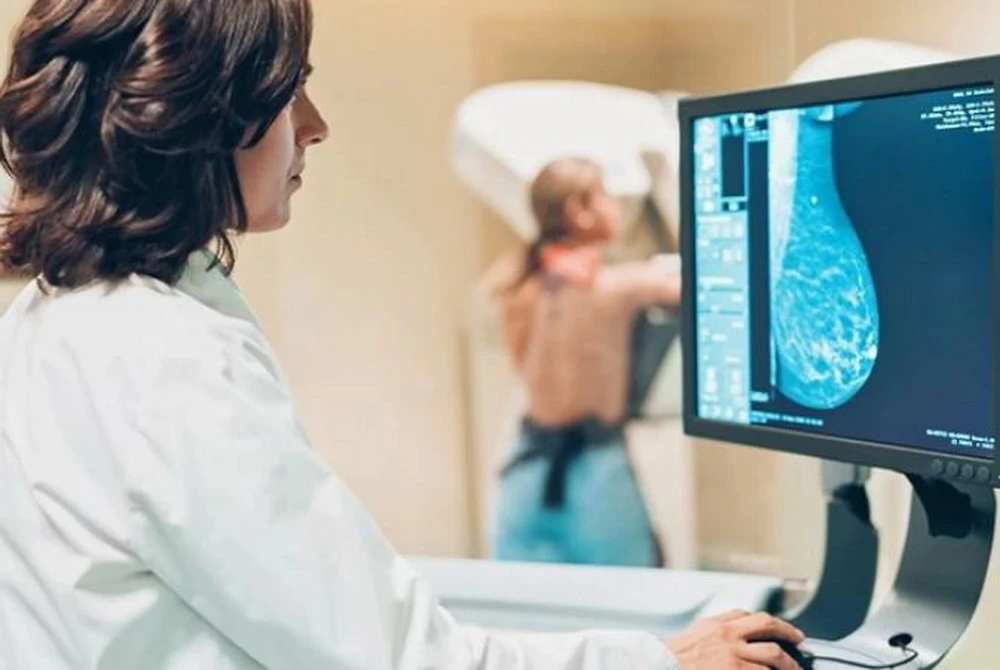 Phụ nữ nên đi khám tầm soát định kỳ để phát hiện sớm ung thư vú. (Ảnh: Getty Images)