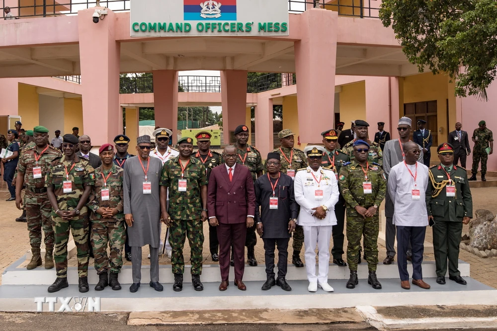 Các đại biểu chụp ảnh chung tại Hội nghị bất thường của ECOWAS ở Accra, Ghana, ngày 17/8/2023. (Ảnh: AFP/TTXVN)