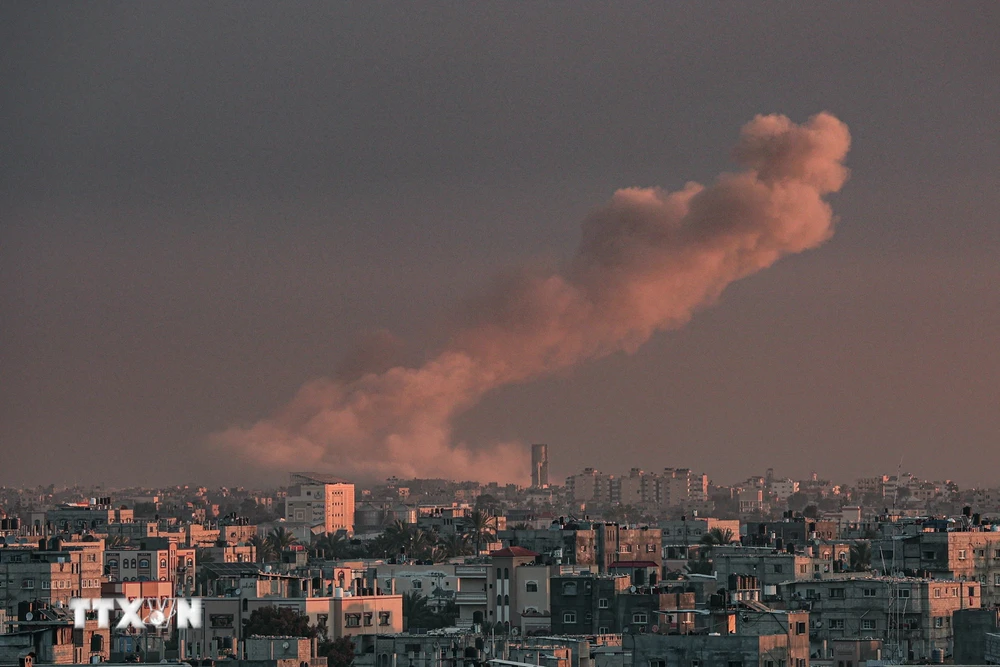 Khói bốc lên sau cuộc không kích của Israel xuống Khan Yunis, phía Nam Dải Gaza ngày 5/2. (Ảnh: AFP/TTXVN)