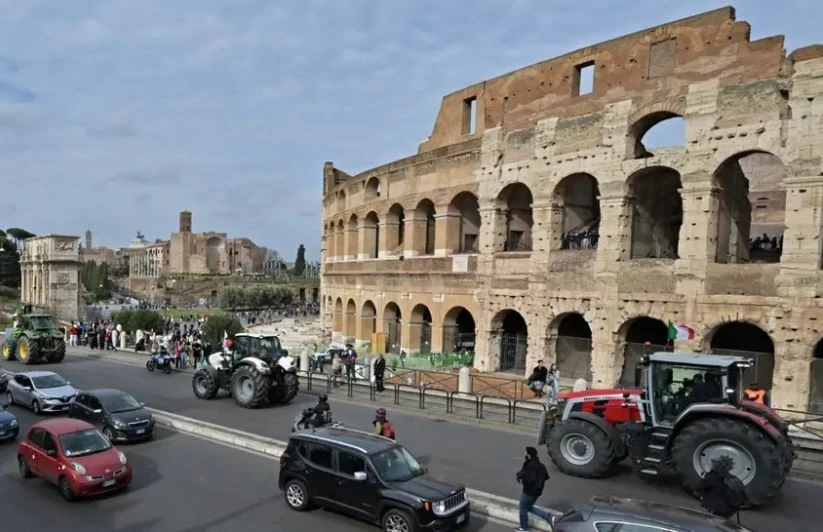 Những chiếc máy kéo tại Đấu trường La Mã Colosseum. (Nguồn: AFP)