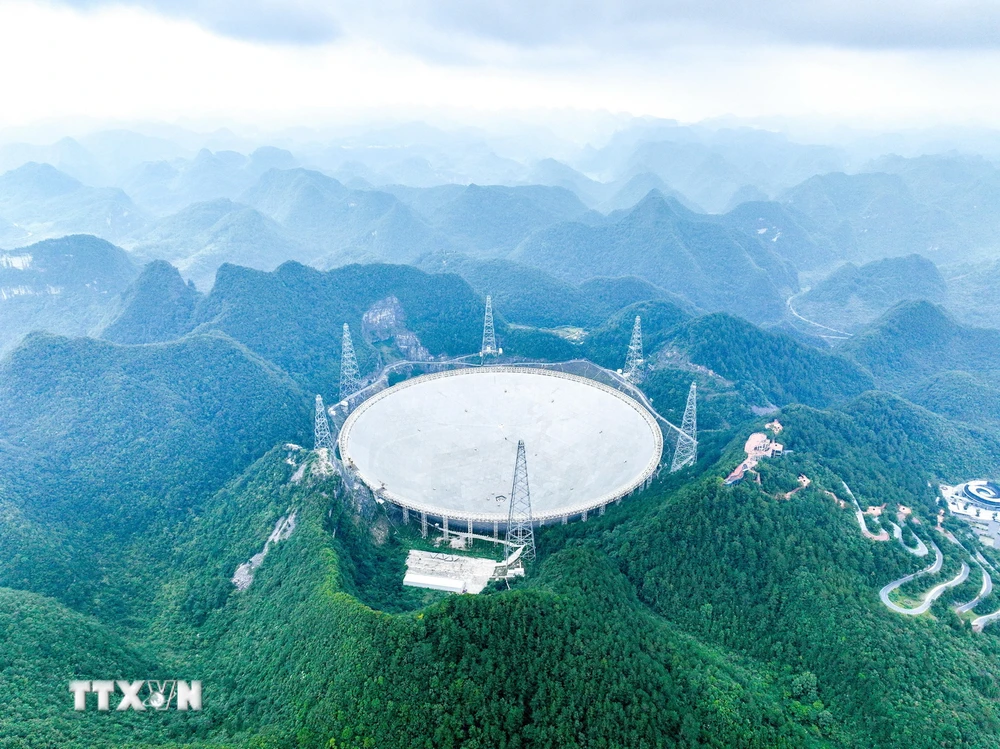 Một kính viễn vọng của Trung Quốc. (Ảnh: THX/TTXVN)