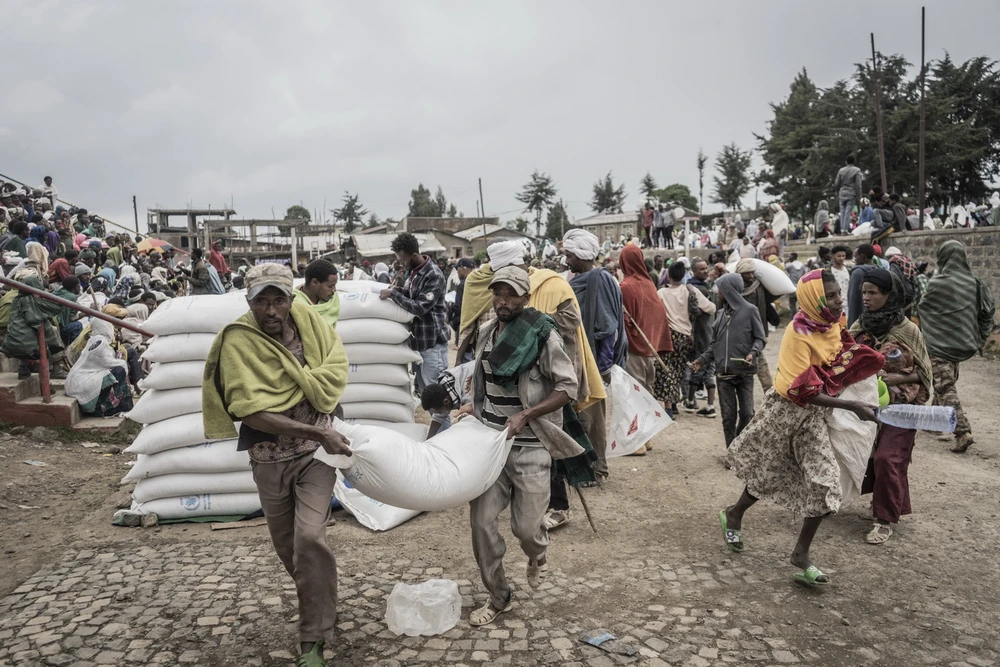 Người dân nhận lúa mì cứu trợ tại Debark, Ethiopia. (Ảnh: AFP/TTXVN)