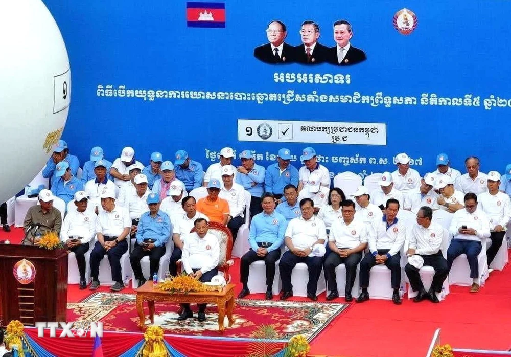 Hoạt động vận động tranh cử tại trụ sở Đảng bộ CPP Thủ đô Phnom Penh trong ngày đầu của chiến dịch vận động tranh cử Thượng viện Campuchia khóa V (10/02). (Ảnh: TTXVN phát)