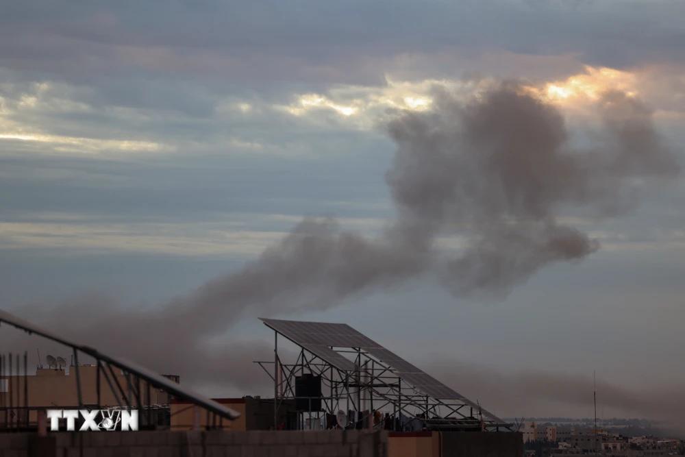 Khói bốc lên sau cuộc không kích của Israel xuống thành phố Rafah, Dải Gaza ngày 13/2. (Ảnh: AFP/TTXVN)