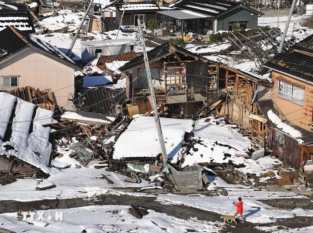 Những ngôi nhà bị sập trong động đất tại Suzu, tỉnh Ishikawa, Nhật Bản ngày 1/1/2024. (Ảnh: Kyodo/TTXVN)