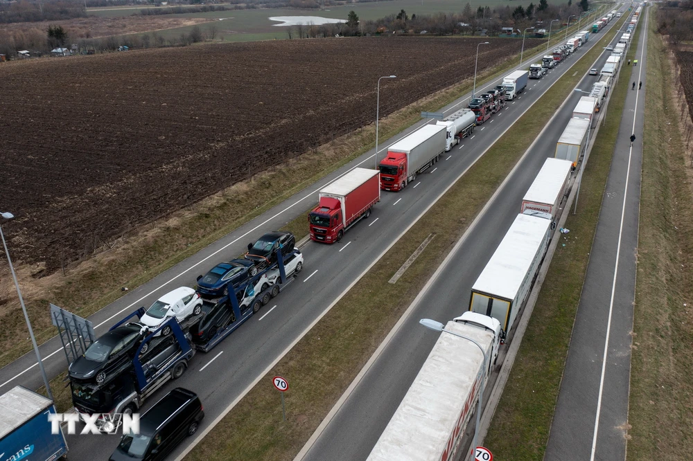 Xe tải xếp hàng chờ đi qua cửa khẩu biên giới Ba Lan-Ukraine tại Medyka, đông nam Ba Lan, ngày 17/2. (Ảnh: AFP/TTXVN)