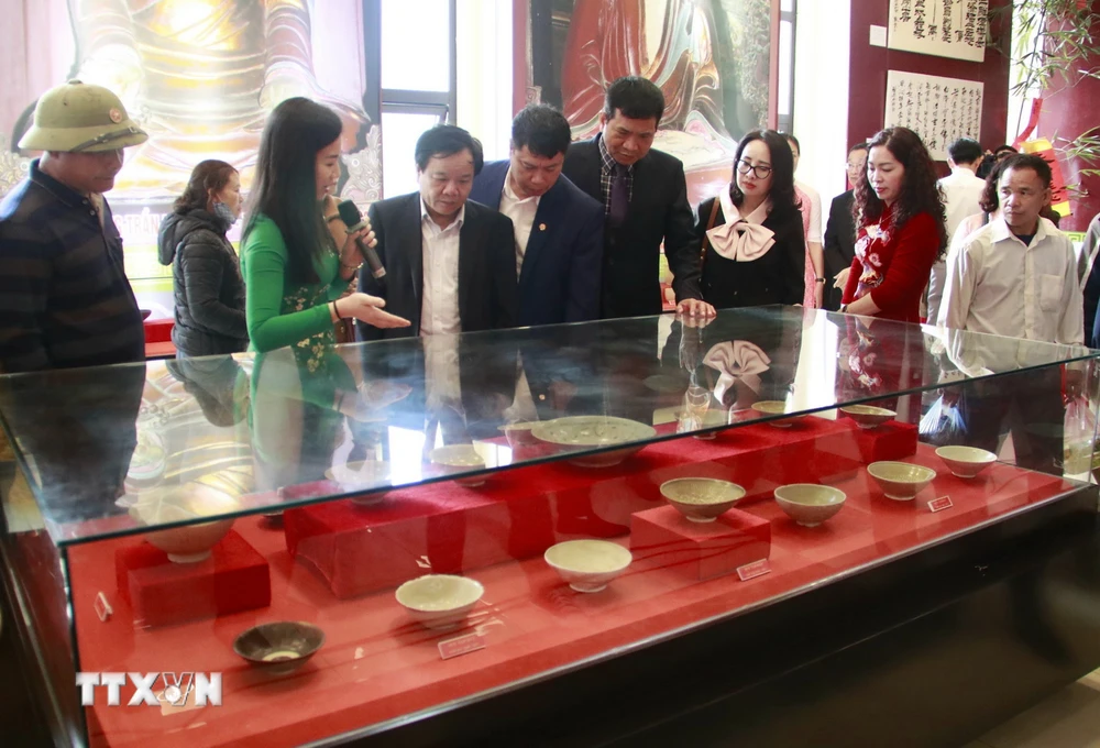 Đại biểu và du khách tham quan khu trưng bày "Cổ vật tiêu biểu thời Lý-Trần trên địa bàn tỉnh Bắc Giang." (Ảnh: Đồng Thúy/TTXVN)
