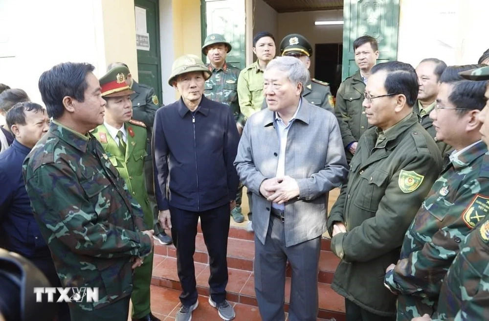 Ủy viên Bộ Chính trị Nguyễn Hòa Bình động viên các lực lượng tham gia chữa cháy rừng. (Ảnh: Quốc Khánh/TTXVN)