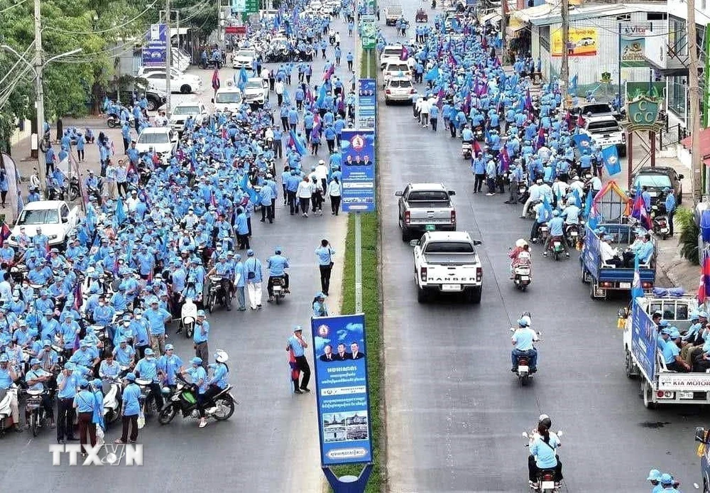 Hoạt động diễu hành vận động tranh cử của CPP tại Thủ đô Phnom Penh, sáng 10/02/2024. (Ảnh: TTXVN phát)