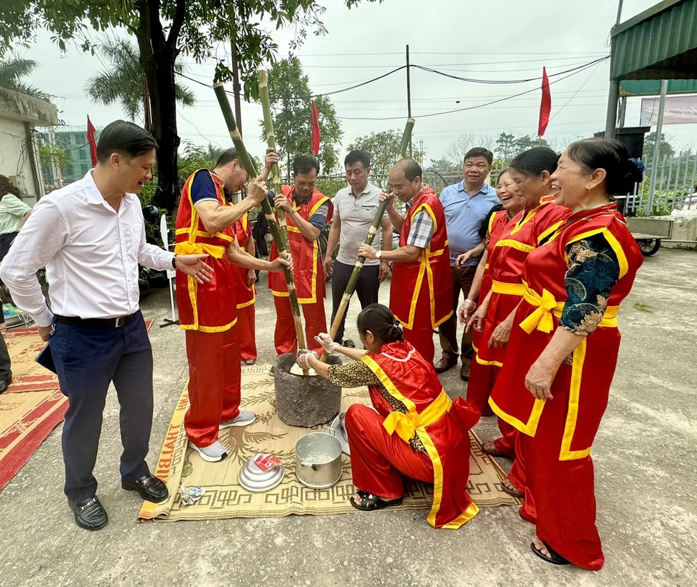 Phần thi giã bánh giày nằm trong khuôn khổ các hoạt động chào mừng Lễ hội Vua Hùng dạy dân cấy lúa. (Nguồn: Báo Phú Thọ)