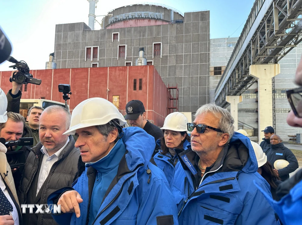 Tổng Giám đốc IAEA Rafael Grossi (giữa) thăm nhà máy điện hạt nhân Zaporizhzhia hiện do Nga kiểm soát ở miền Nam Ukraine, ngày 7/2/2024. (Ảnh: AFP/TTXVN)