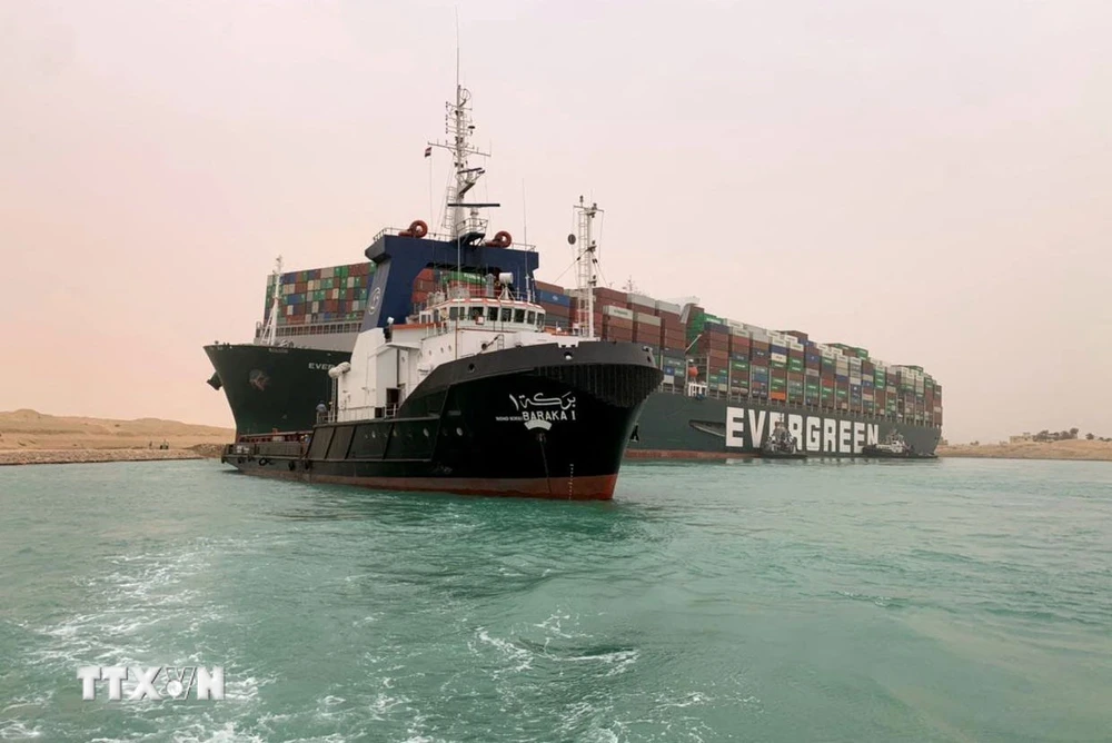 Tàu thuyền di chuyển qua kênh đào Suez. (Ảnh: AFP/TTXVN)
