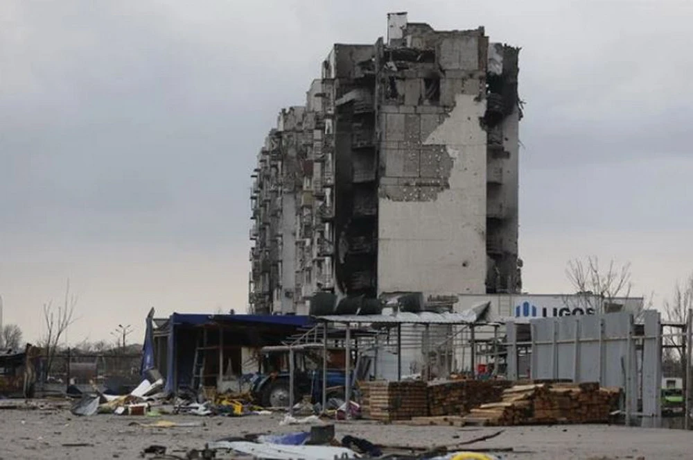Tòa nhà bị hư hại do xung đột tại Mariupol, Ukraine, ngày 22/4/2022. (Ảnh: THX/TTXVN)