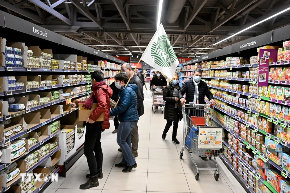 Khách hàng mua đồ trong siêu thị ở Rennes, miền Tây Pháp. (Ảnh: AFP/TTXVN)