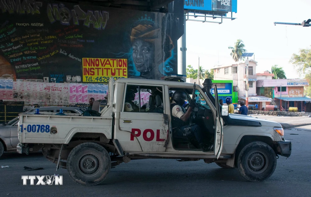 Cảnh sát Haiti gác tại thủ đô Port-au-Prince. (Ảnh: AFP/TTXVN)