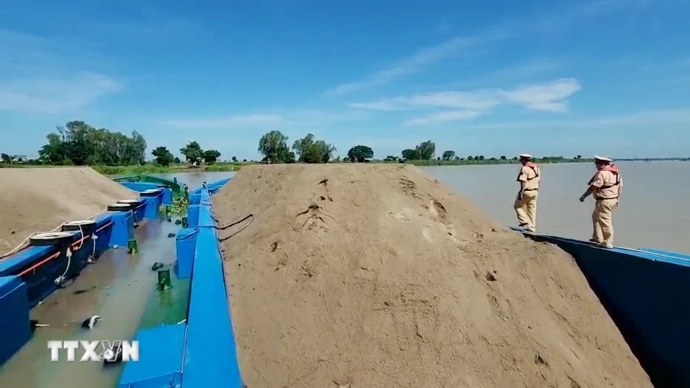 Lực lượng chức năng kiểm tra phương tiện chở cát. (Ảnh minh họa. Nguồn: TTXVN phát)