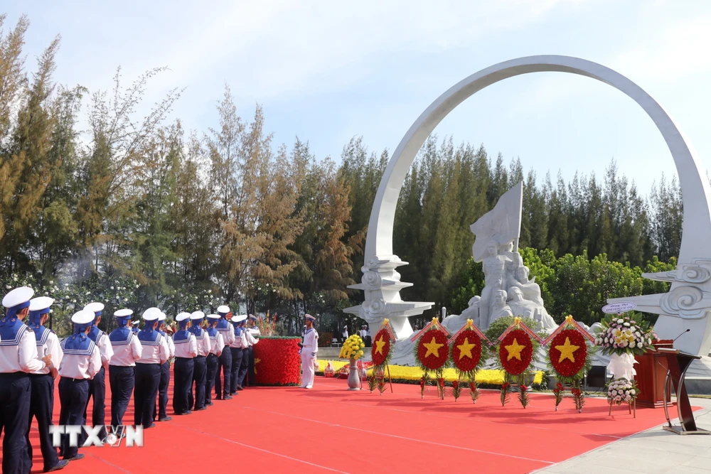 Các bộ, chiến sỹ Vùng 4 Hải quân thắp nhang tưởng nhớ 64 chiến sỹ Hải quân Nhân dân Việt Nam hy sinh trong trận Gạc Ma năm 1988. (Ảnh: Phan Sáu/TTXVN)