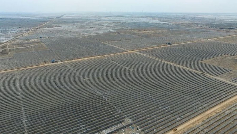 Một phần nhà máy sản xuất năng lượng mặt trời Khavda. (Ảnh: AGEL)