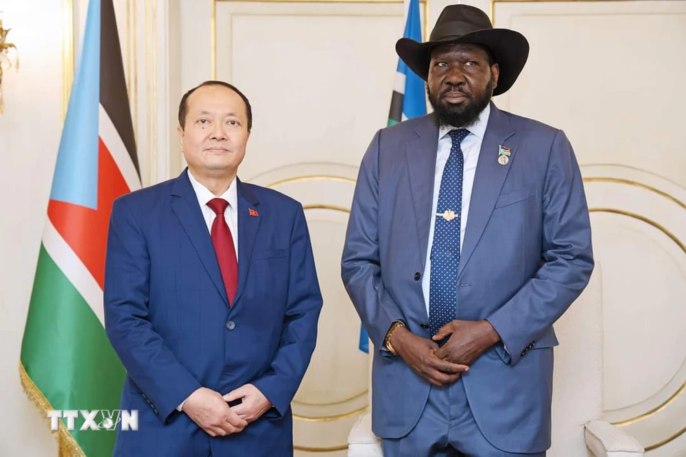 Tổng thống Nam Sudan Salvar Kiir Mayardit tiếp Đại sứ Nguyễn Huy Dũng sau lễ trình Thư ủy nhiệm. (Ảnh: Cơ quan thường trú Cairo)