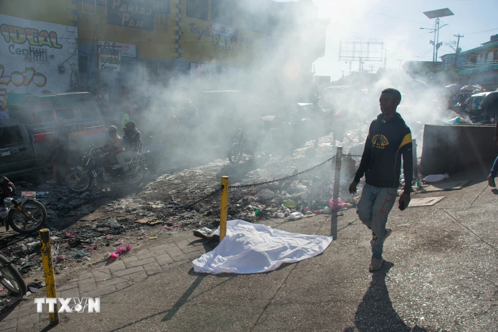Thi thể nạn nhân trong một vụ bạo lực băng nhóm ở Pétionville, Port-au-Prince, Haiti, ngày 18/3. (Ảnh: AFP/TTXVN)