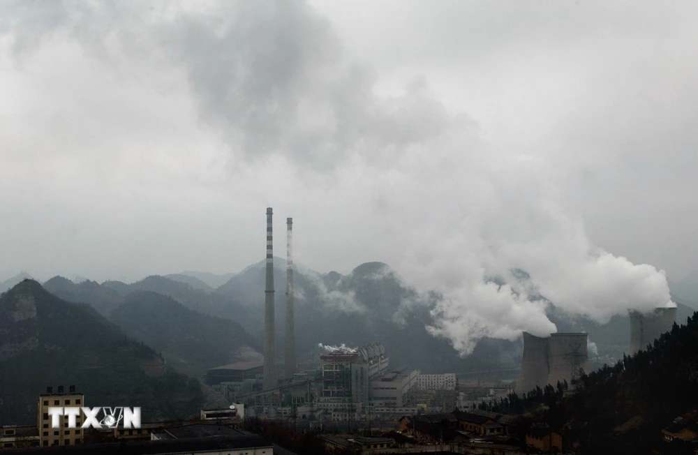 Khí thải phát ra từ nhà máy điện than ở Quý Châu, Trung Quốc. (Ảnh: AFP/TTXVN)