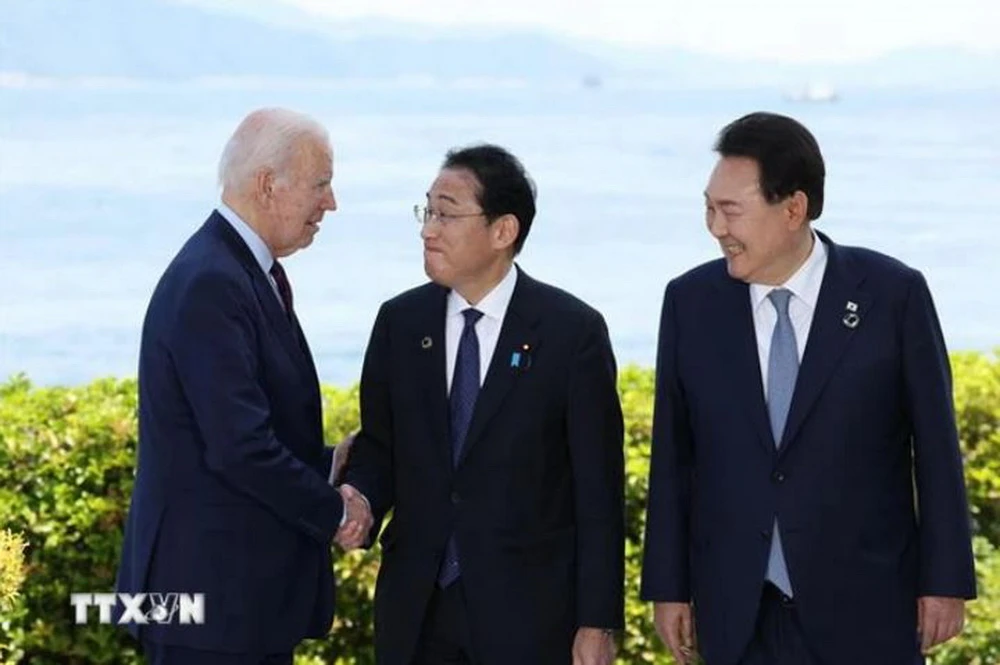 Tổng thống Mỹ Joe Biden, Tổng thống Hàn Quốc Yoon Suk Yeol và Thủ tướng Nhật Bản Fumio Kishida tại cuộc gặp bên lề Hội nghị thượng đỉnh G7 năm 2023. (Ảnh: AFP/TTXVN)