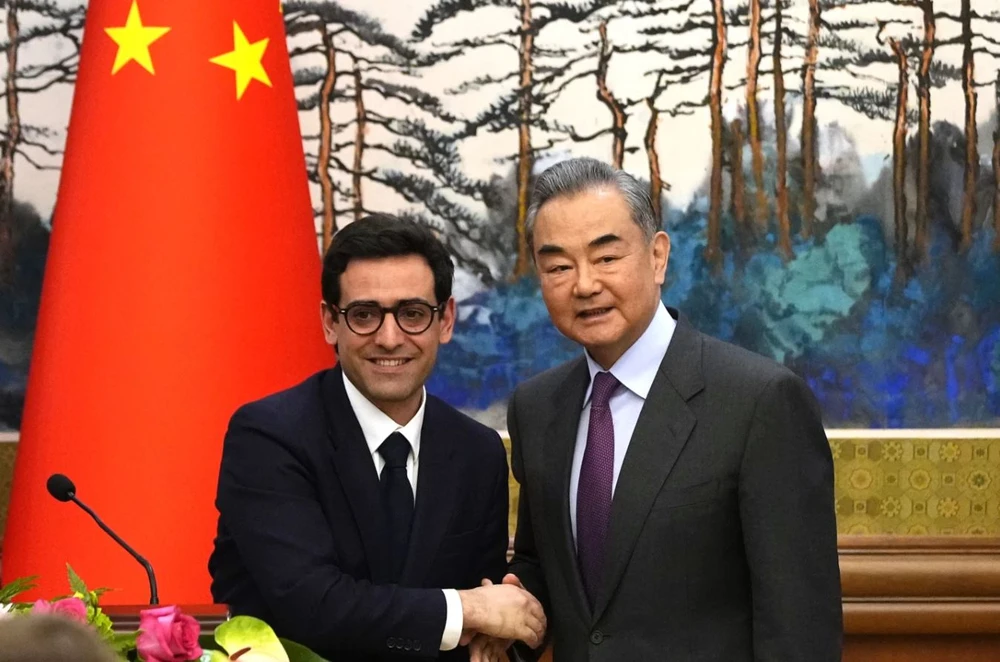 Ngoại trưởng Pháp Stephane Sejourne và Bộ trưởng Ngoại giao Trung Quốc Vương Nghị. (Nguồn: AP)