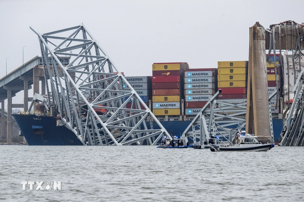 Hiện trường vụ sập cầu Francis Scott Key ở thành phố Baltimore, bang Maryland (Mỹ), sau khi bị tàu chở hàng đâm trúng, ngày 27/3. (Ảnh: AFP/TTXVN)