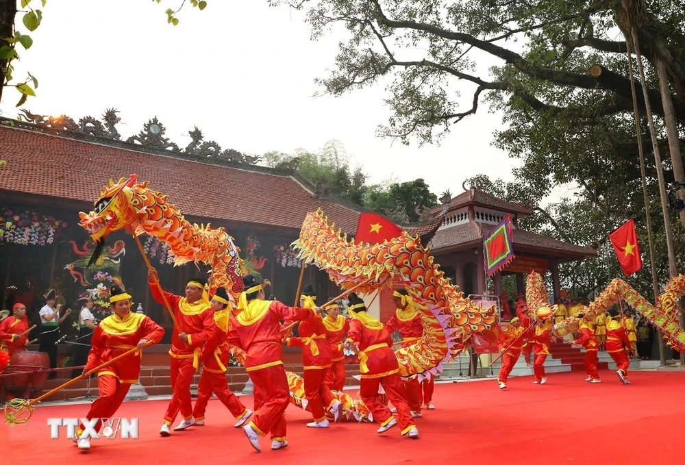 Màn múa rồng tại lễ hội Thành Bản Phủ năm 2024. (Ảnh: Trung Kiên/TTXVN)