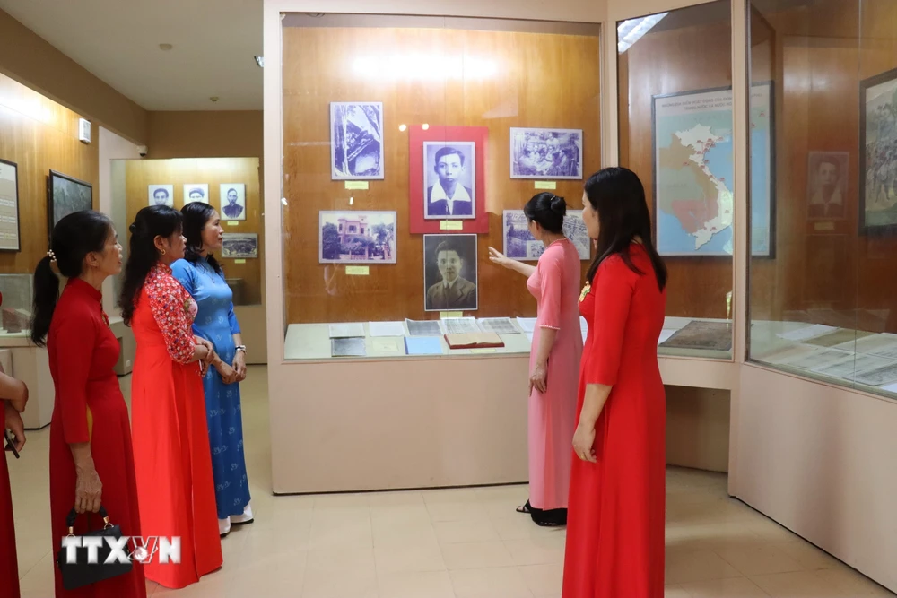 Khách tham quan và nghe thuyết minh về các hiện vật được trưng bày trong Nhà trưng bày lưu niệm Tổng Bí thư Trần Phú. (Ảnh: Hoàng Ngà/TTXVN)